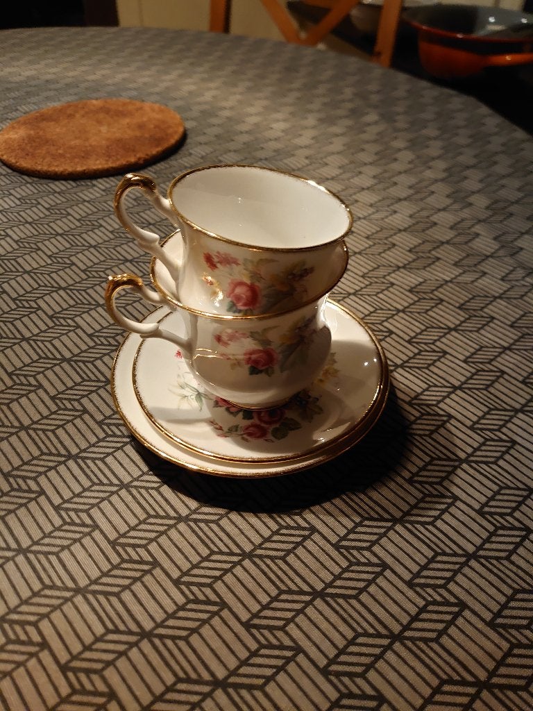 2 kop en schotels Royal Heritage, Ophalen, Zo goed als nieuw, Porselein, Kop en/of schotel