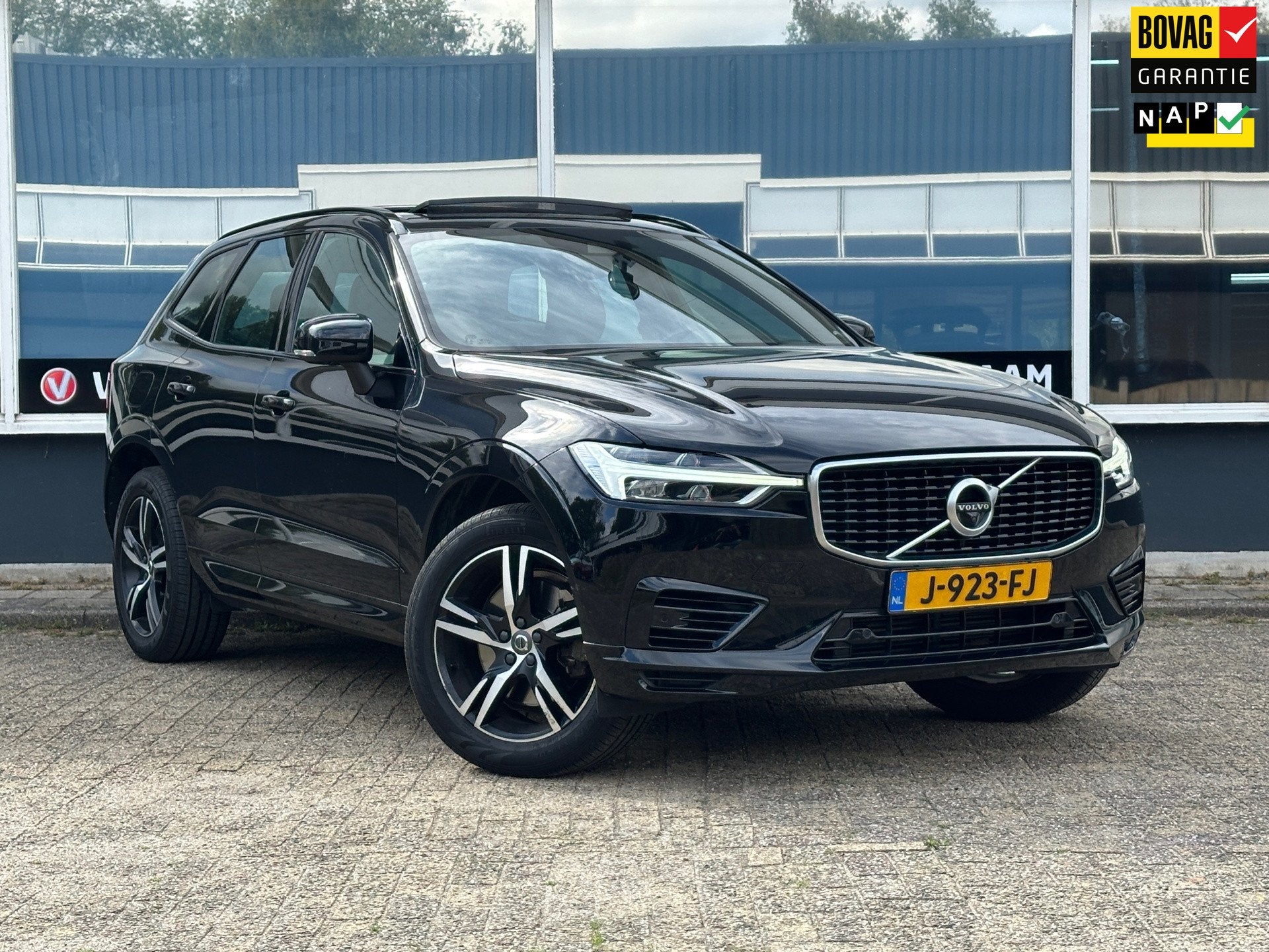 Volvo XC60 2.0 T8 Twin Engine AWD R-Design/PANO/360/CARPLAY/, Auto's, Automaat, Gebruikt, 4 cilinders, 1969 cc