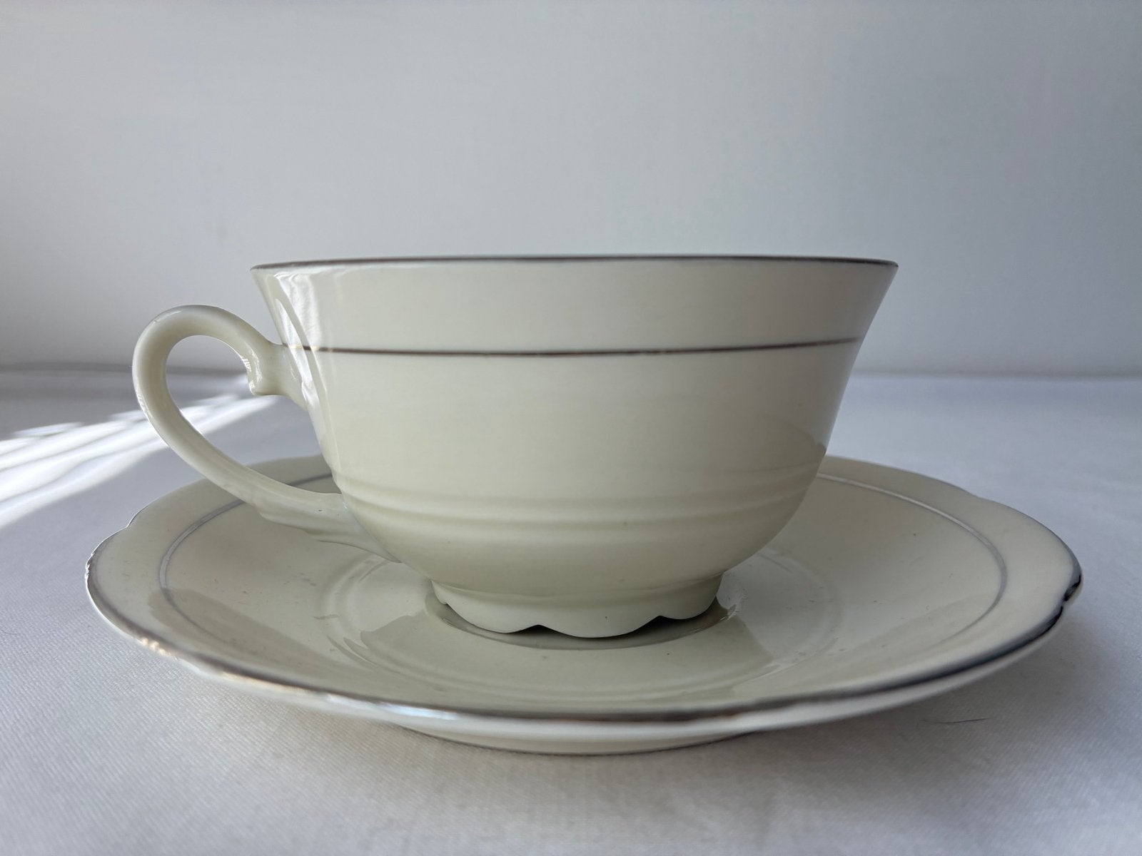 Vintage Mosa Maastricht theekop en schotel, crème met zilver, Ophalen of Verzenden