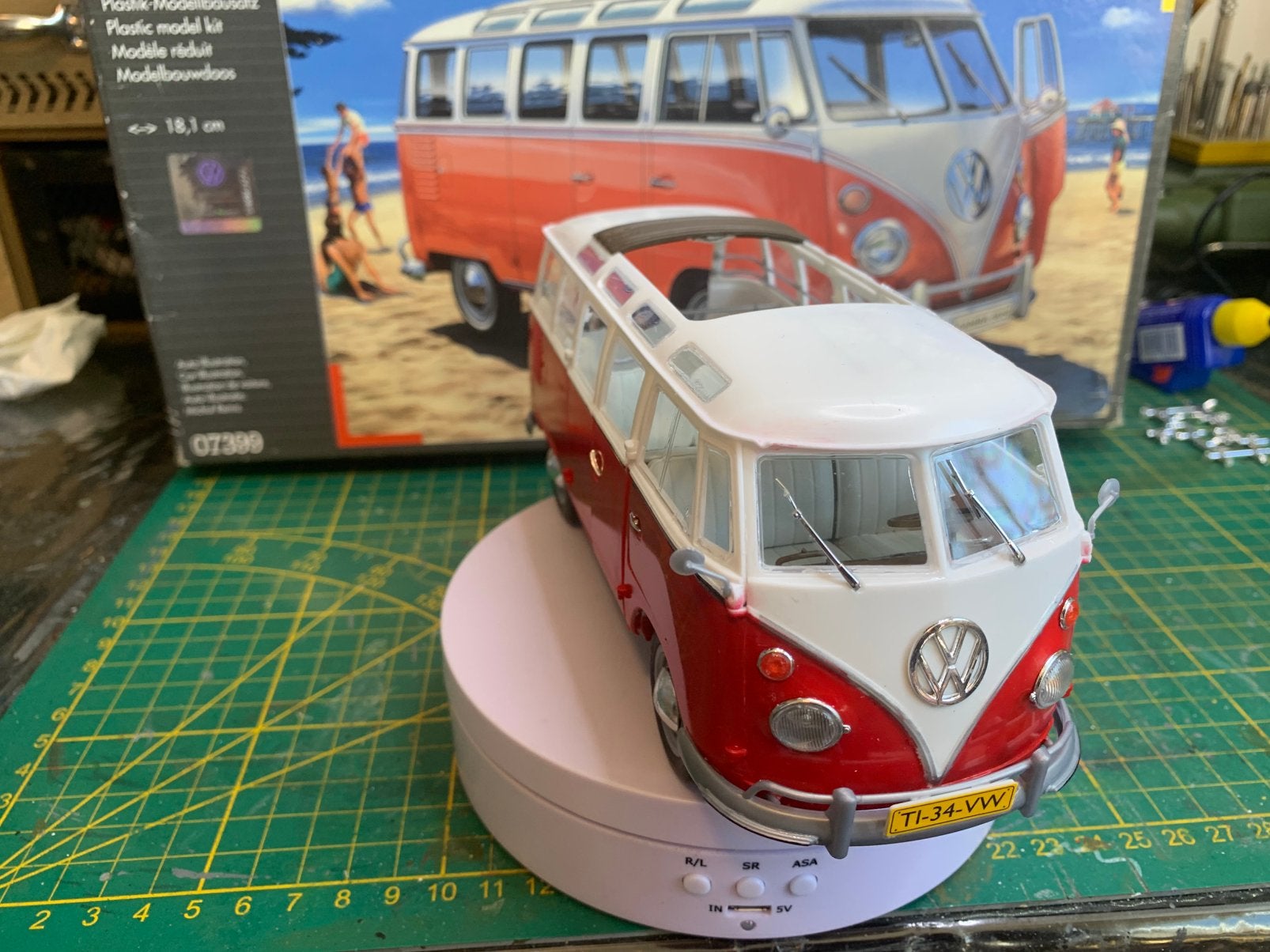 Nederland Volkswagen T1 ‘Samba Bus’ schaal 1:24 gebouwd, Ophalen of Verzenden, Gebruikt, Bus of Vrachtwagen, Revell