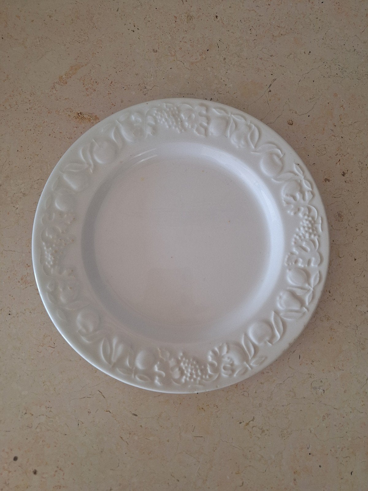 Wit bord met fruitreliëf - Quadrifoglio, Made in Italy, Gebruikt, Overige merken, Ophalen of Verzenden, Bord(en)