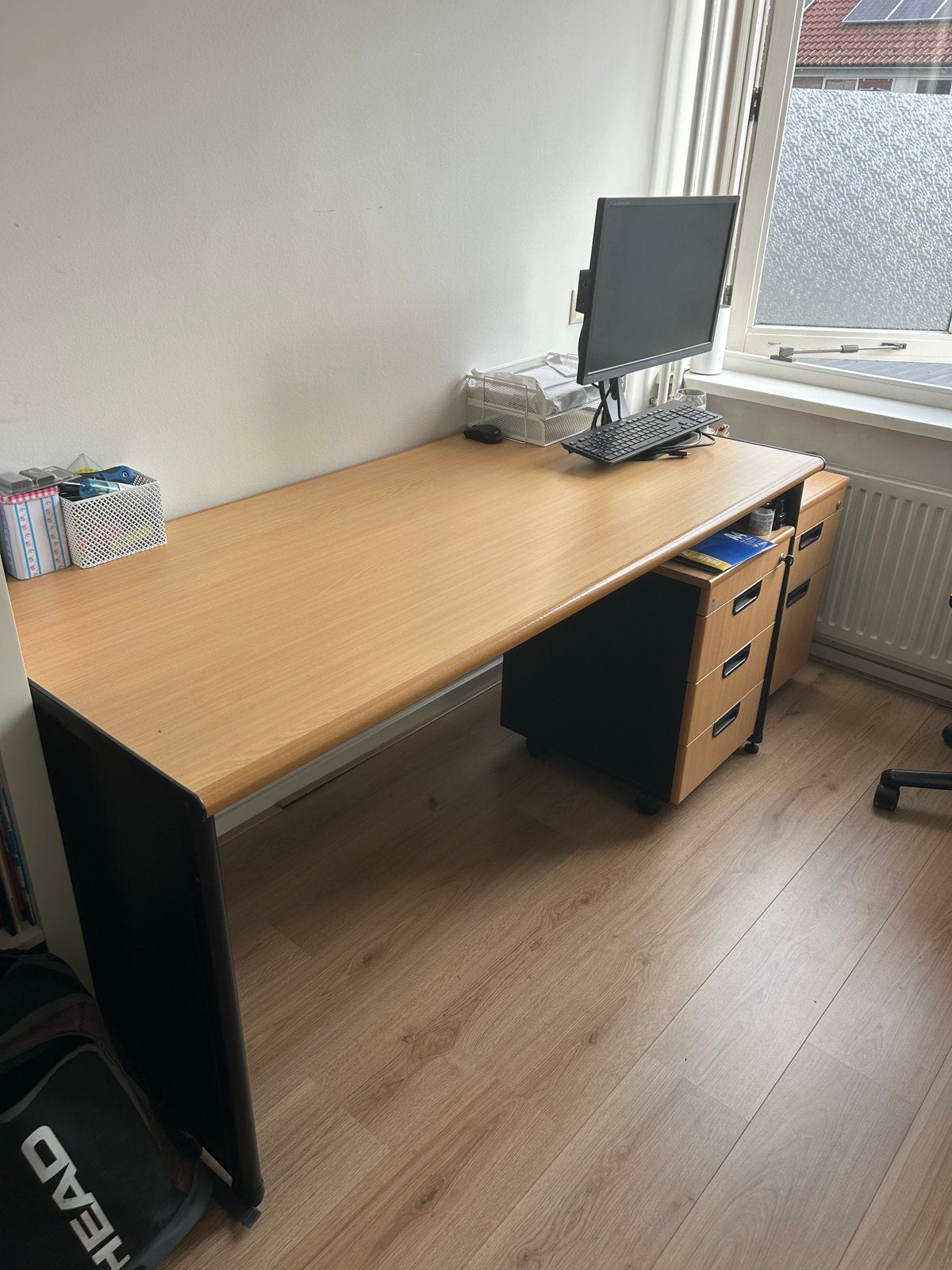 Ruim bureau met 2 ladekastjes - ideaal voor thuiskantoor, Ophalen, Gebruikt, Bruin, Computerbureau
