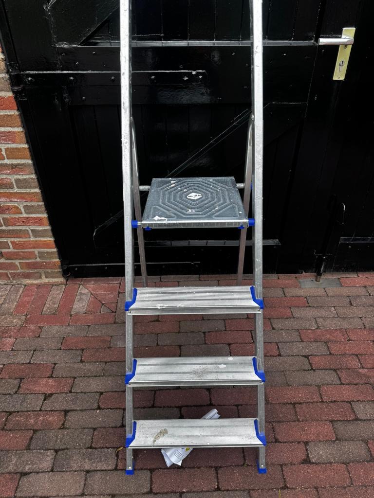 Huishoudtrap  Alumexx 4 treden, Doe-het-zelf en Verbouw, Ladders en Trappen, Ophalen, Gebruikt, Trap, Opvouwbaar of Inschuifbaar