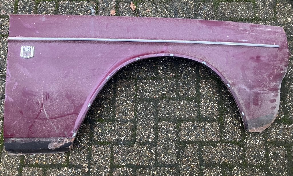 Gebruikt rechter voorspatbord Volvo 164 d.rood /geen laswerk, Ophalen, Gebruikt, Spatbord, Volvo