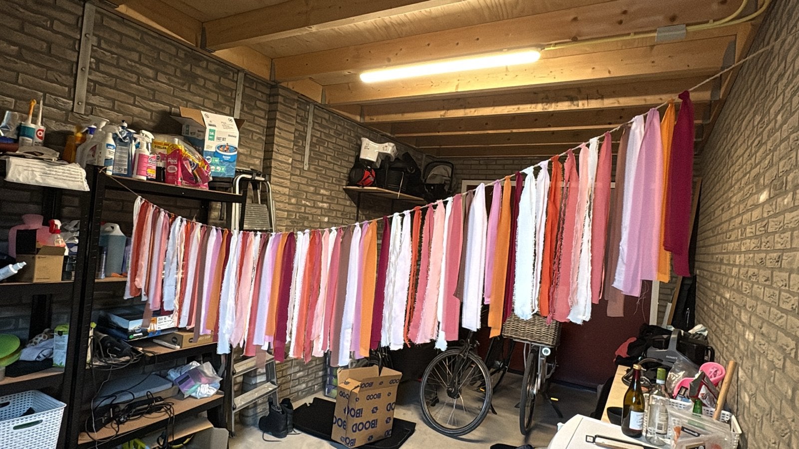 Handgemaakte slinger met gekleurde stoffen linten, Ophalen of Verzenden, Zo goed als nieuw, Versiering, Geboorte of Huwelijk