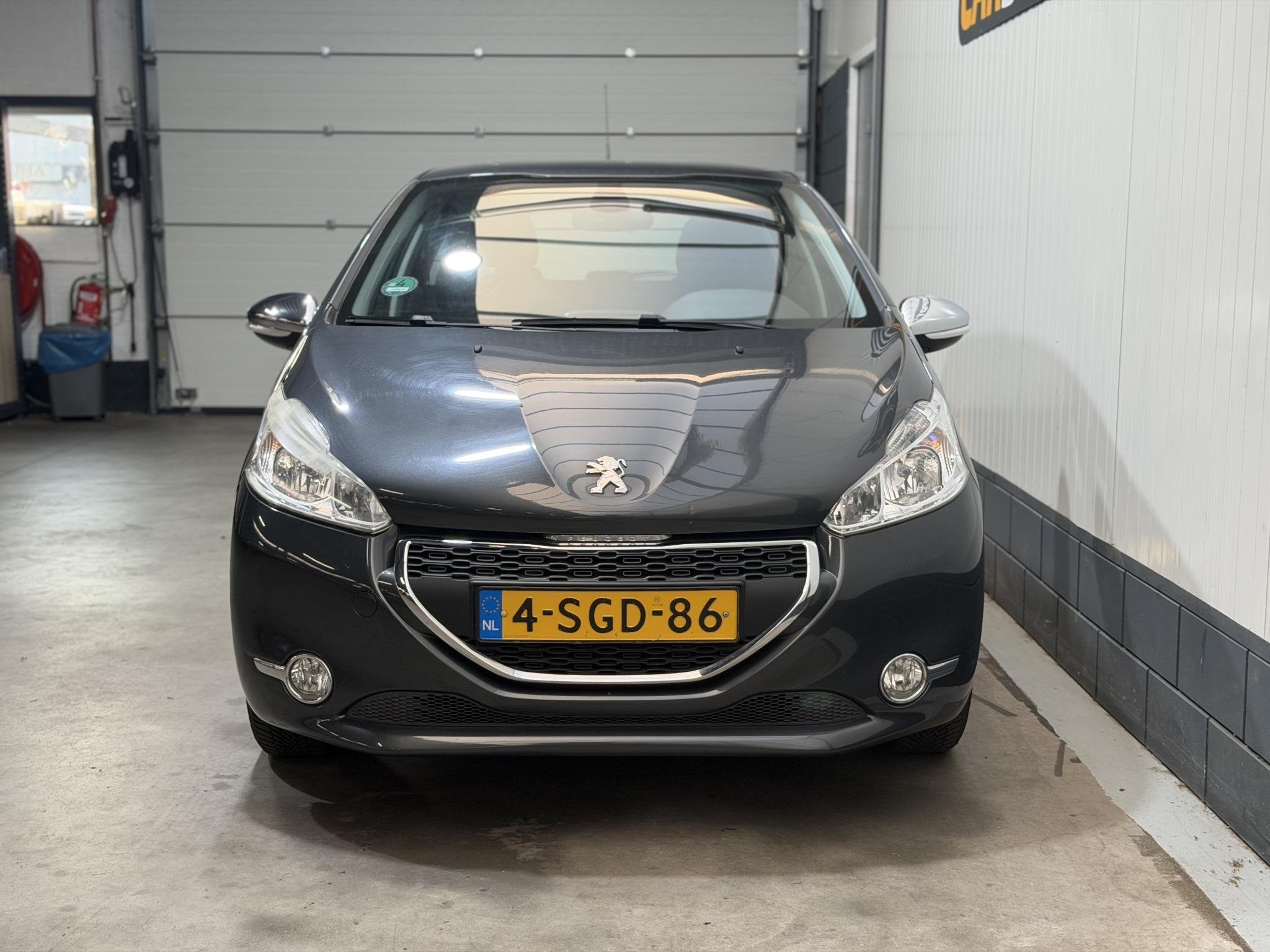 Peugeot 208 1.2 VTi Envy Super Netjes Trekhaak 5 Deurs, Auto's, Peugeot, Voorwielaandrijving, Euro 5, Stof, Gebruikt