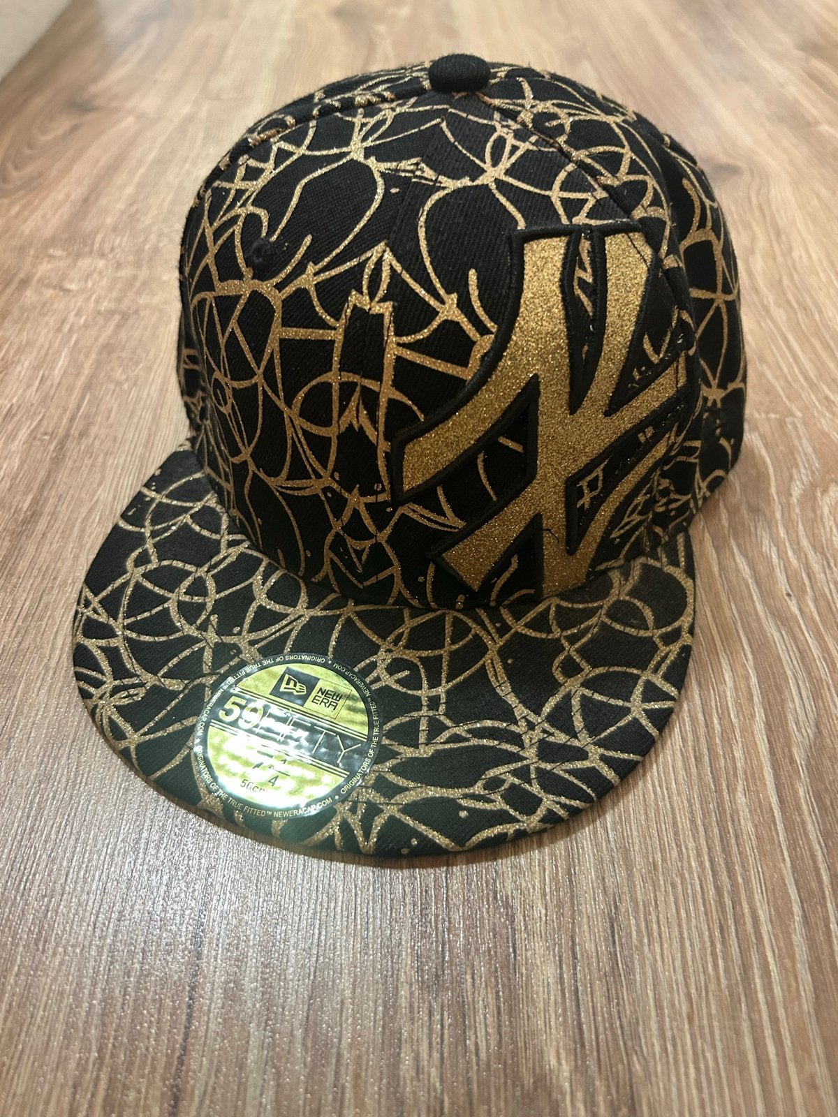 New Era NY Yankees Pet Zwart Goud 56cm, Ophalen, Zo goed als nieuw, Pet