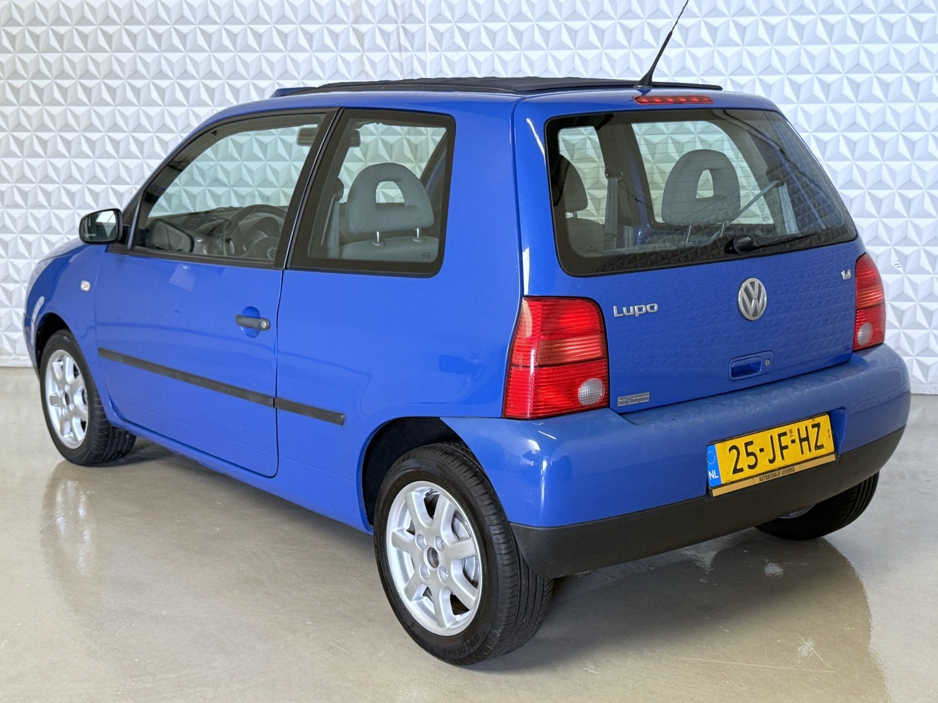 Volkswagen Lupo 1.4-16V AUTOMAAT / 156.000km (2002), Auto's, 450 kg, 31 €/maand, 4 cilinders, Bedrijf