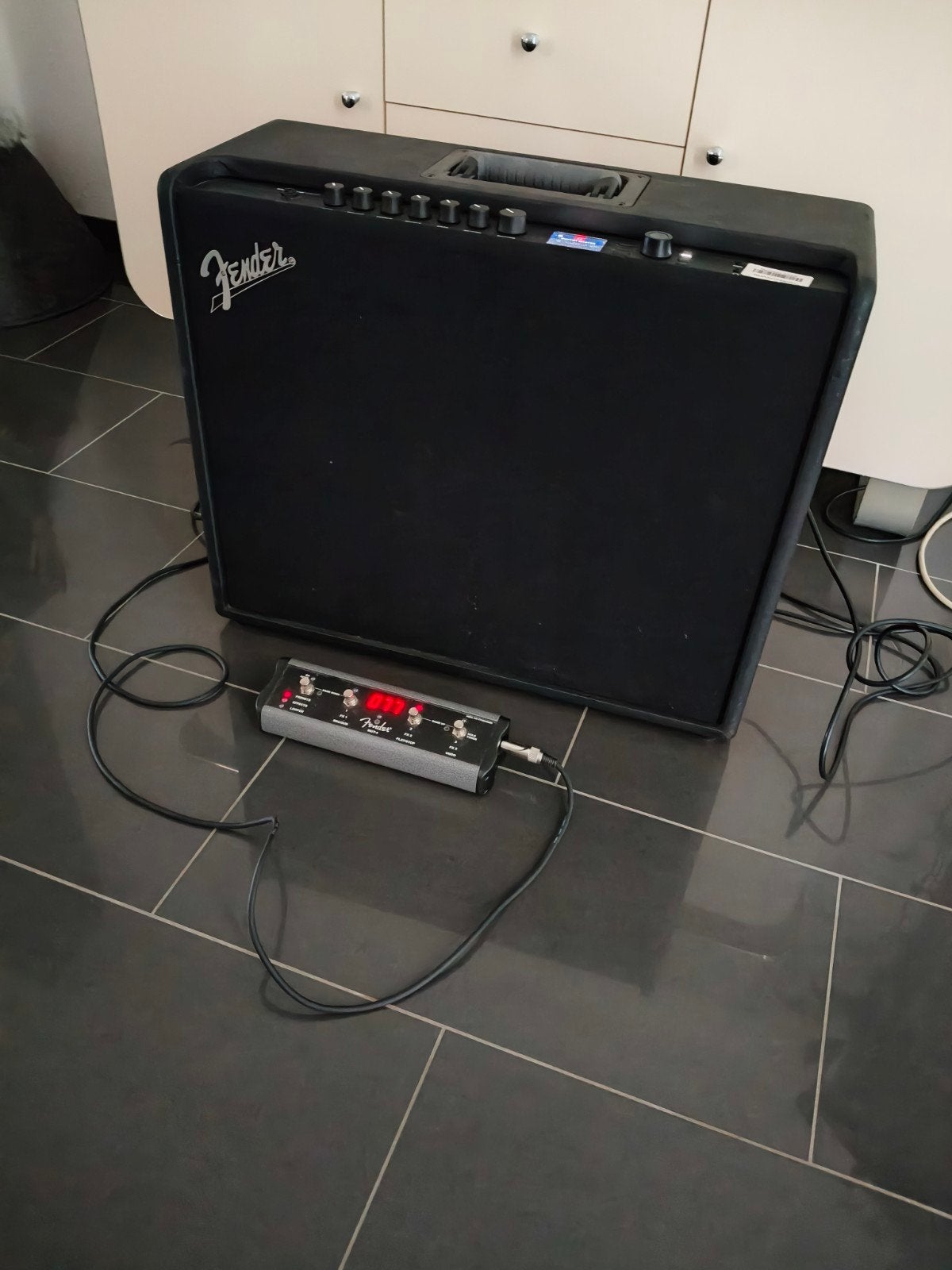 Fender Mustang GT200 gitaarversterker met footswitch, Ophalen, Zo goed als nieuw, Gitaar, 100 watt of meer