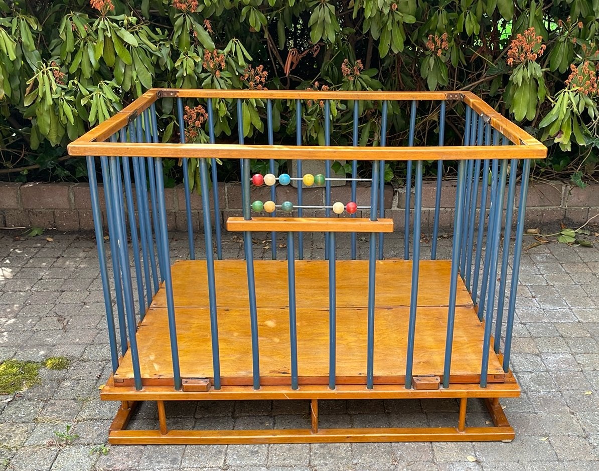 Vintage houten kinderbox / inklapbaar / verstelbare bodem, Ophalen, Zo goed als nieuw, In hoogte verstelbaar
