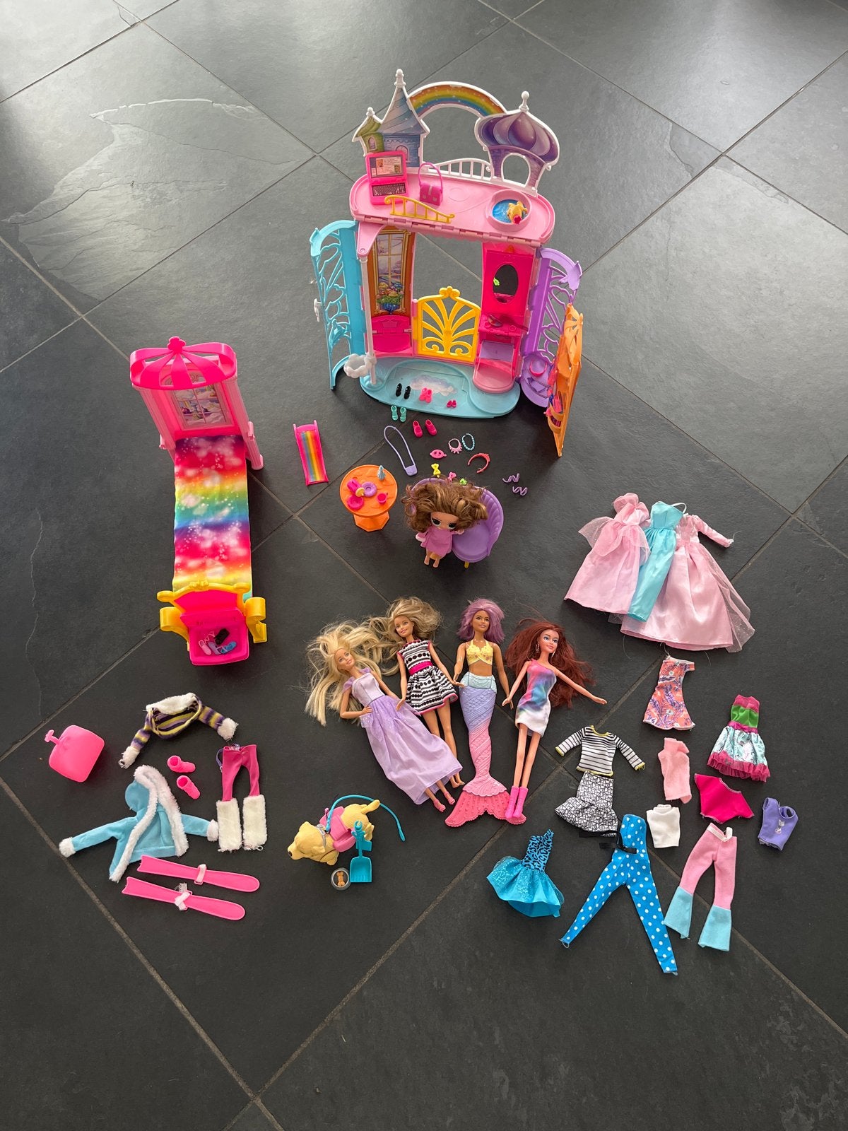 Grote set Barbies met accessoires en speelhuis, Kinderen en Baby's, Speelgoed | Poppen, Ophalen, Gebruikt, Barbie