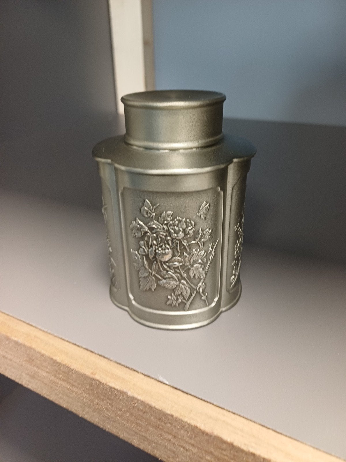 Royal Selangor Tinnen Theebus met Reliëfdecoratie, Ophalen of Verzenden