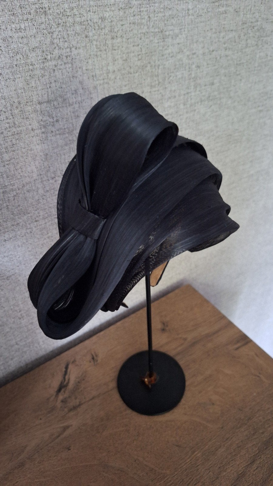 Zwart fascinator - Elegant en stijlvol hoofdaccessoire, Ophalen of Verzenden, Nieuw, One size fits all, Hoed