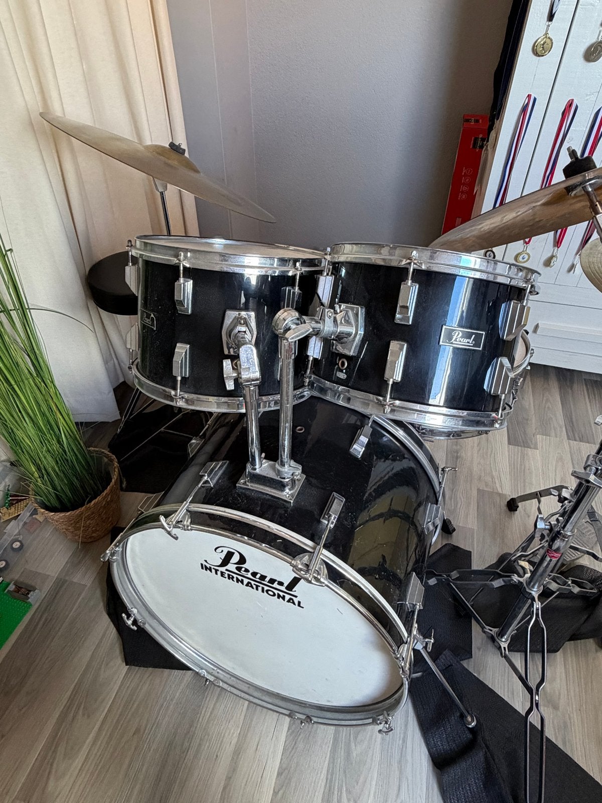 Pearl International drumstel met bekkens en kruk, Muziek en Instrumenten, Ophalen, Gebruikt, Pearl