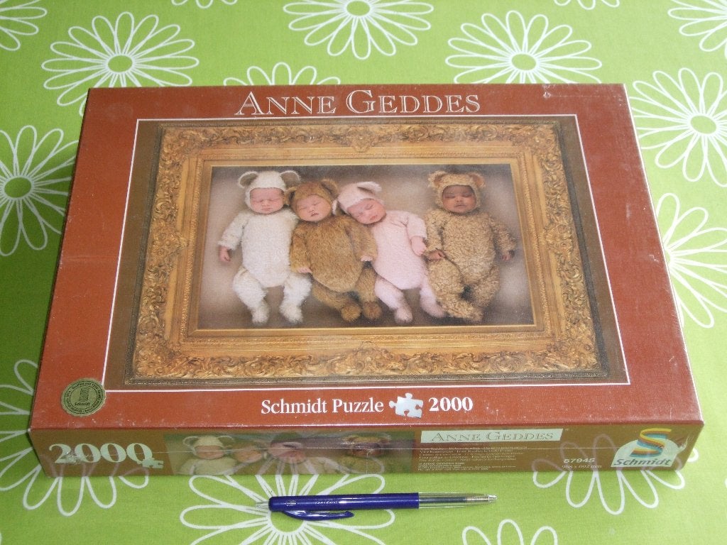 Nieuw in seal: Anne Geddes - Vier Hummeltjes - 2000 stukjes, Hobby en Vrije tijd, Ophalen of Verzenden, Meer dan 1500 stukjes