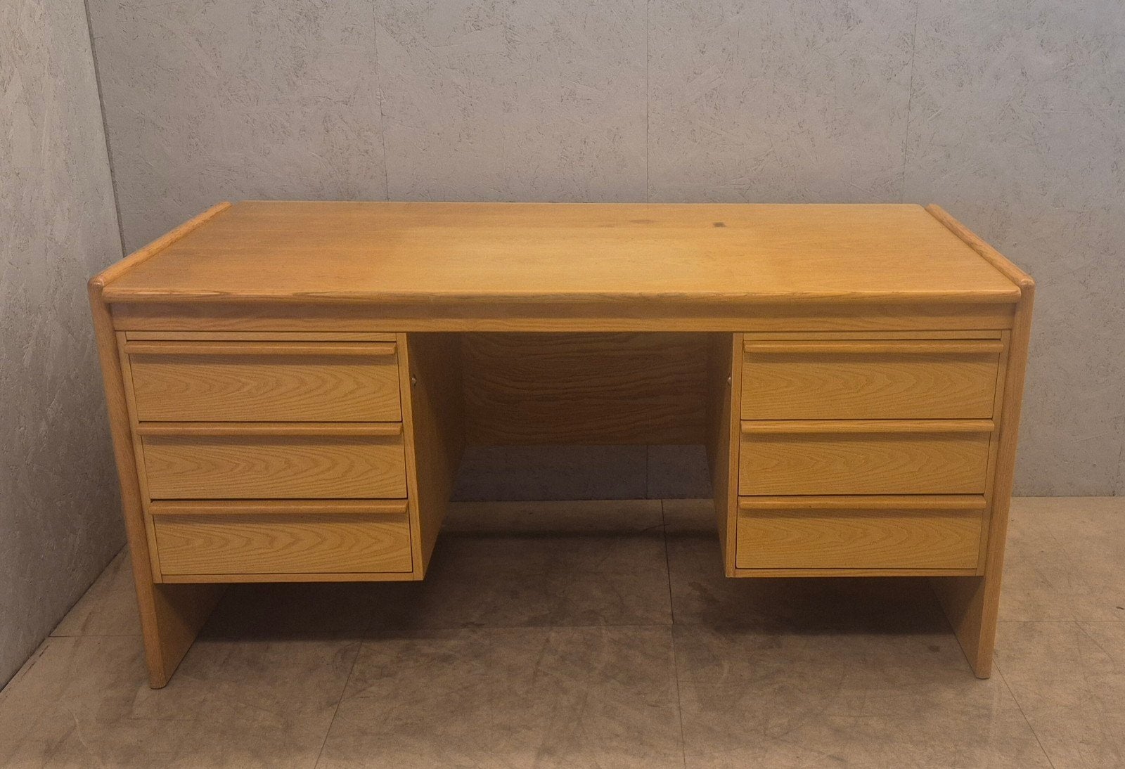Massief iepenhouten vintage bureau jaren 60/70, Ophalen, Gebruikt, Scandinavisch, Hout