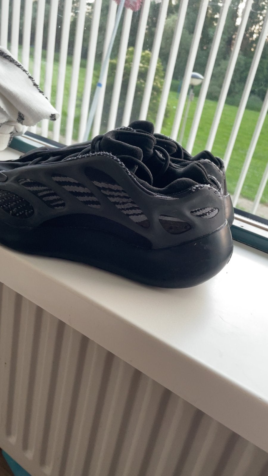 Adidas yeezy v3 Dark Glow, Ophalen, Gedragen, Sportschoenen, Zwart