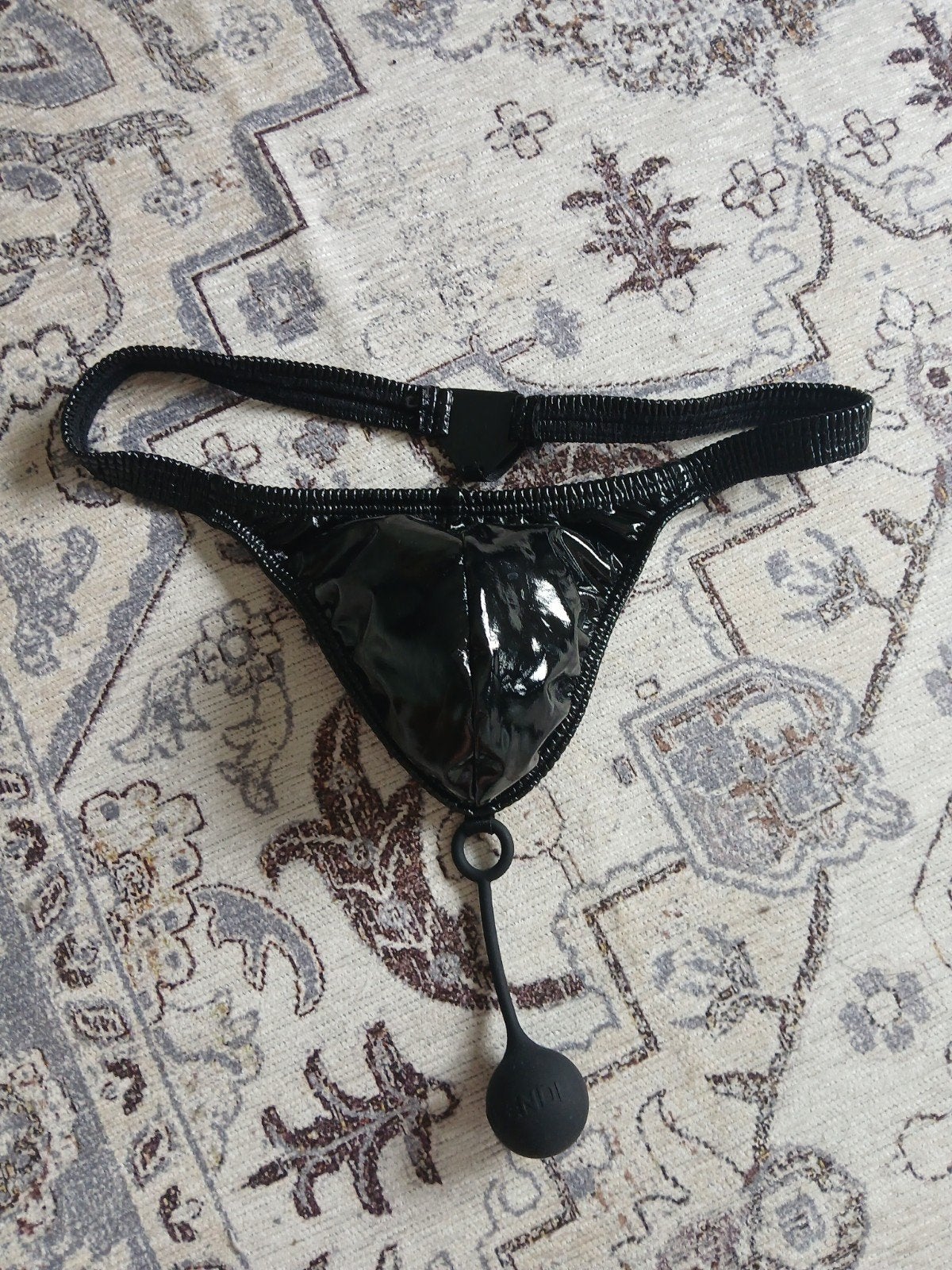 Modus Vivendi String met Anale Plug - Zwart Lak MaatL, Ophalen of Verzenden, Zwart