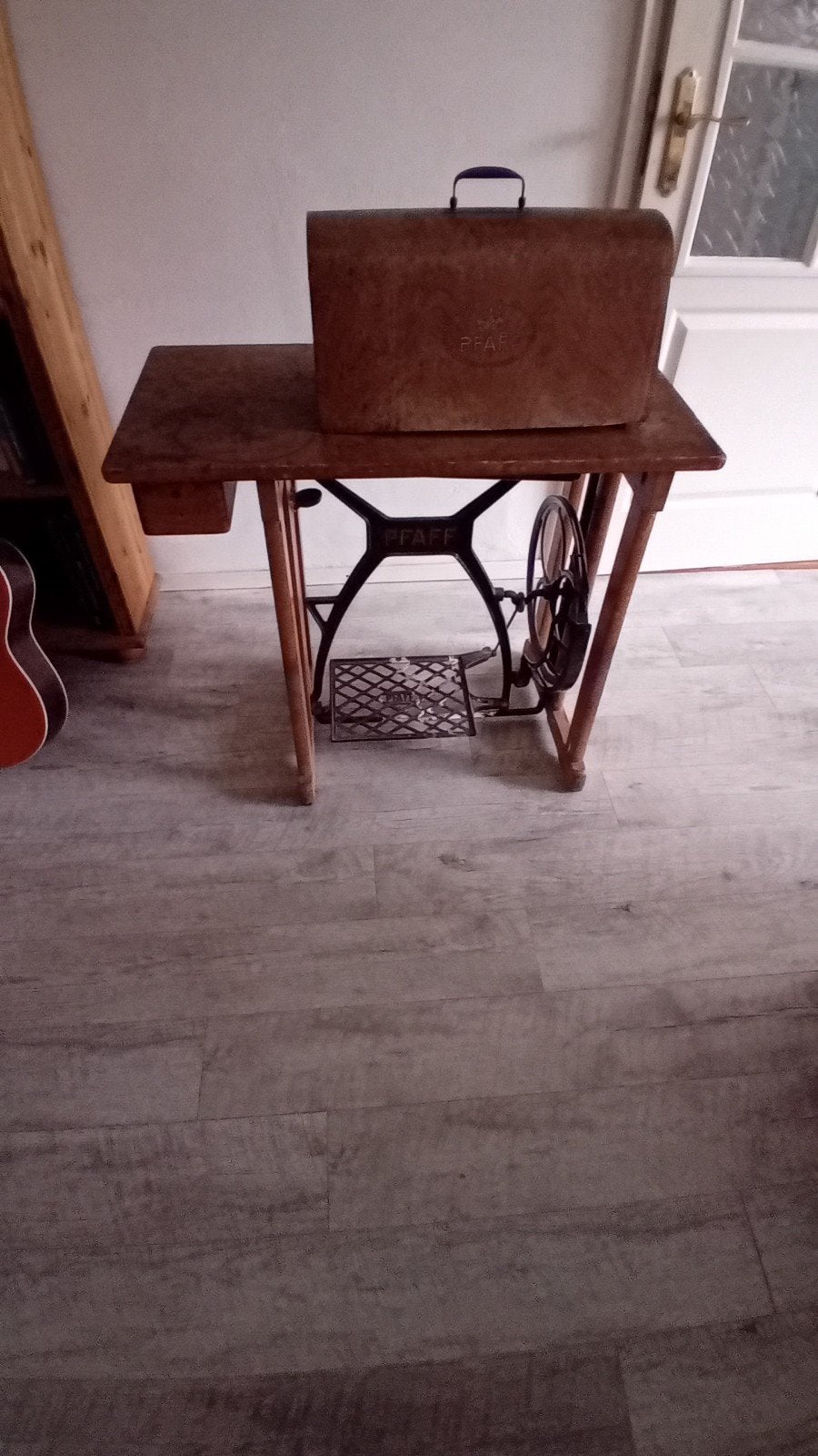 Antieke PFAFF 30 Naaimachine met Houten Onderstel, Ophalen