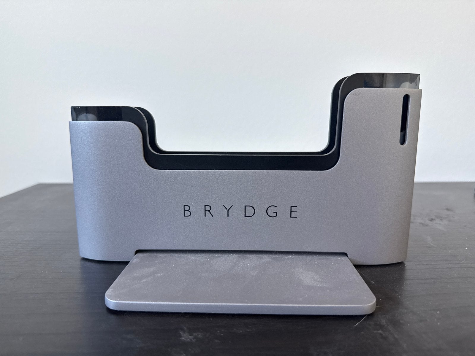 BRYDGE Vertical Dock voor MacBook Pro (13-inch, 2016-2020), Ophalen of Verzenden, Zo goed als nieuw
