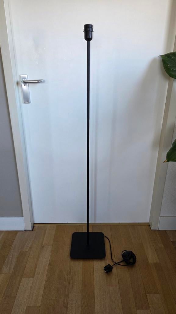 Zwarte vloerlamp, Ophalen, Zo goed als nieuw