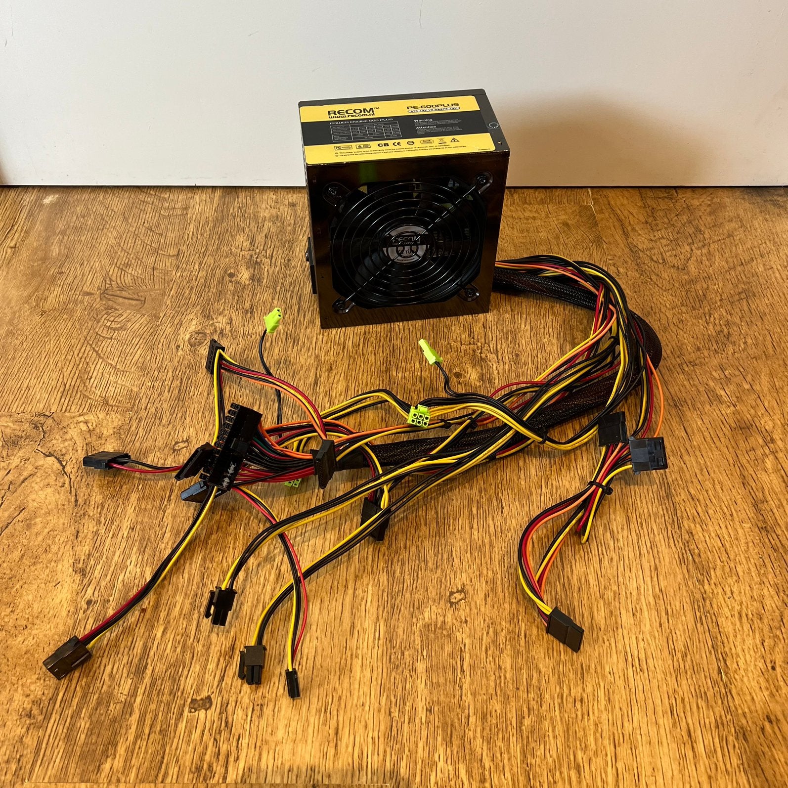 RECOM PE-600PLUS 600W PC Voeding, Computers en Software, Interne voedingen, Ophalen of Verzenden, Gebruikt