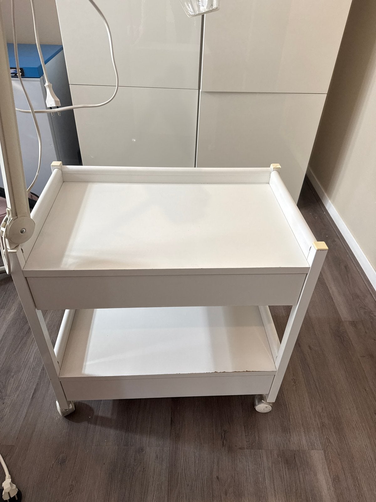 Witte trolley met twee lades met loeplamp, Ophalen, Hout, Gebruikt, Modern