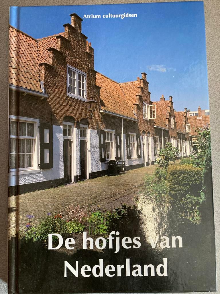De hofjes van Nederland - Atrium Cultuurgidsen, Ophalen of Verzenden, 20e eeuw of later, Gelezen