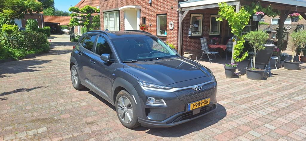 Hyundai Kona Premium 64 kWh  Dec 2020 Grijs kmstand 109500, Auto's, Hyundai, Origineel Nederlands, Elektrisch, 575 min, SUV of Terreinwagen