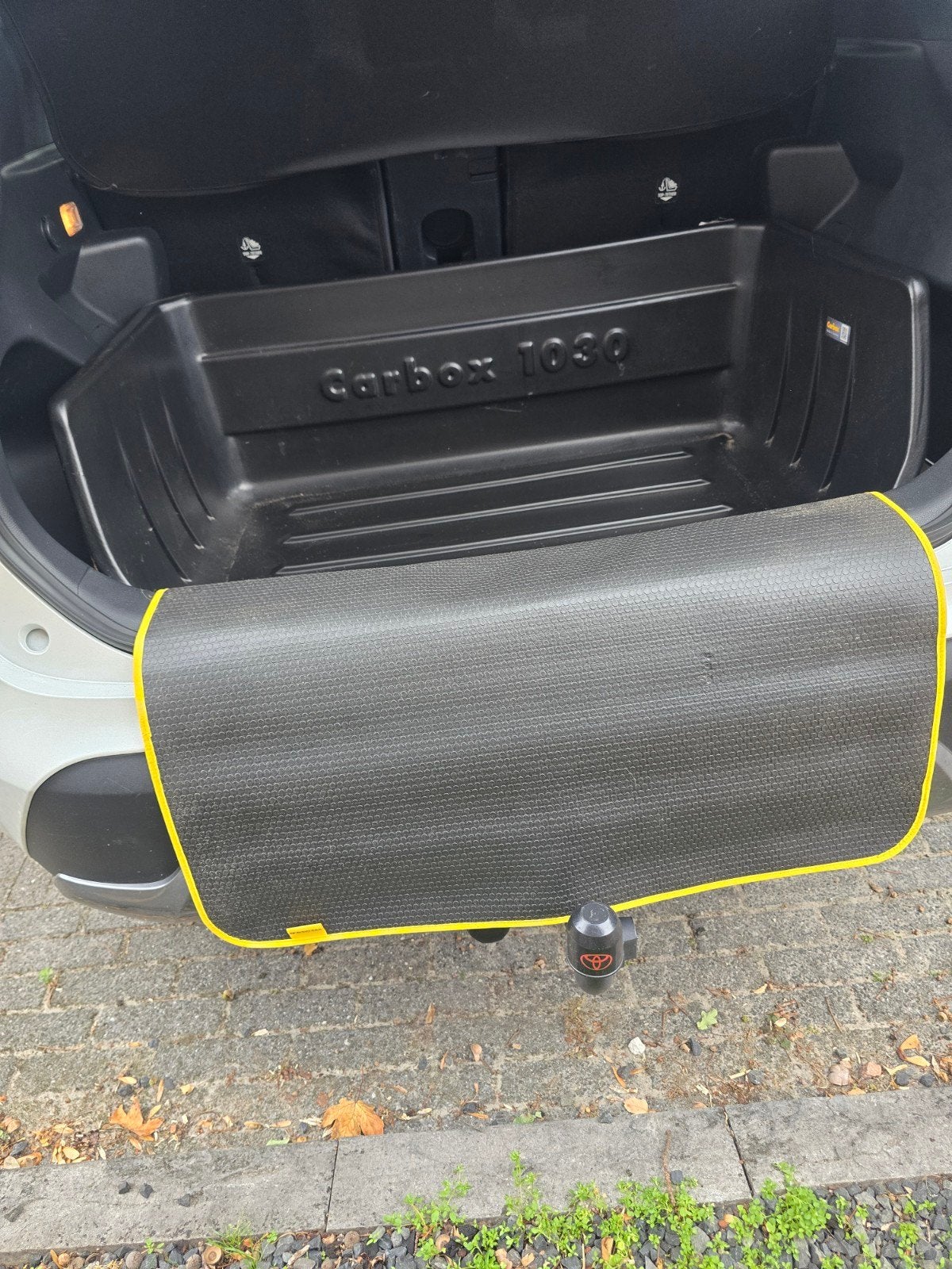 CARBOX 1030  MET BUMPERMAT  YARISCROSS, Ophalen