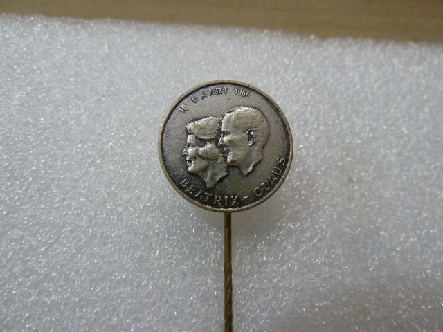 Vintage Speldje Beatrix en Claus 10 Maart 1966, Ophalen of Verzenden, Gebruikt, Overige onderwerpen, Speldje of Pin