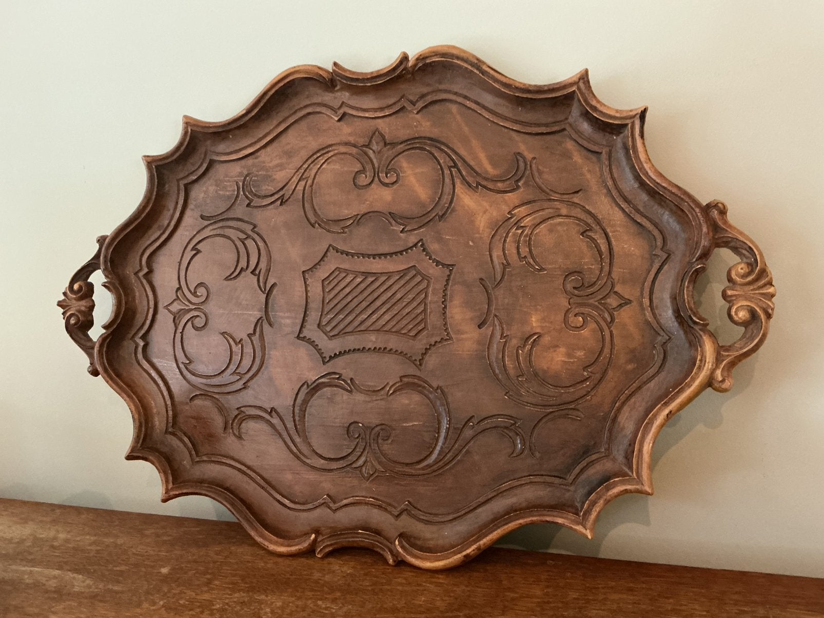 Vintage kunstof dienblad met sierlijke details, Ophalen of Verzenden, Zo goed als nieuw, Ovaal, Kunststof