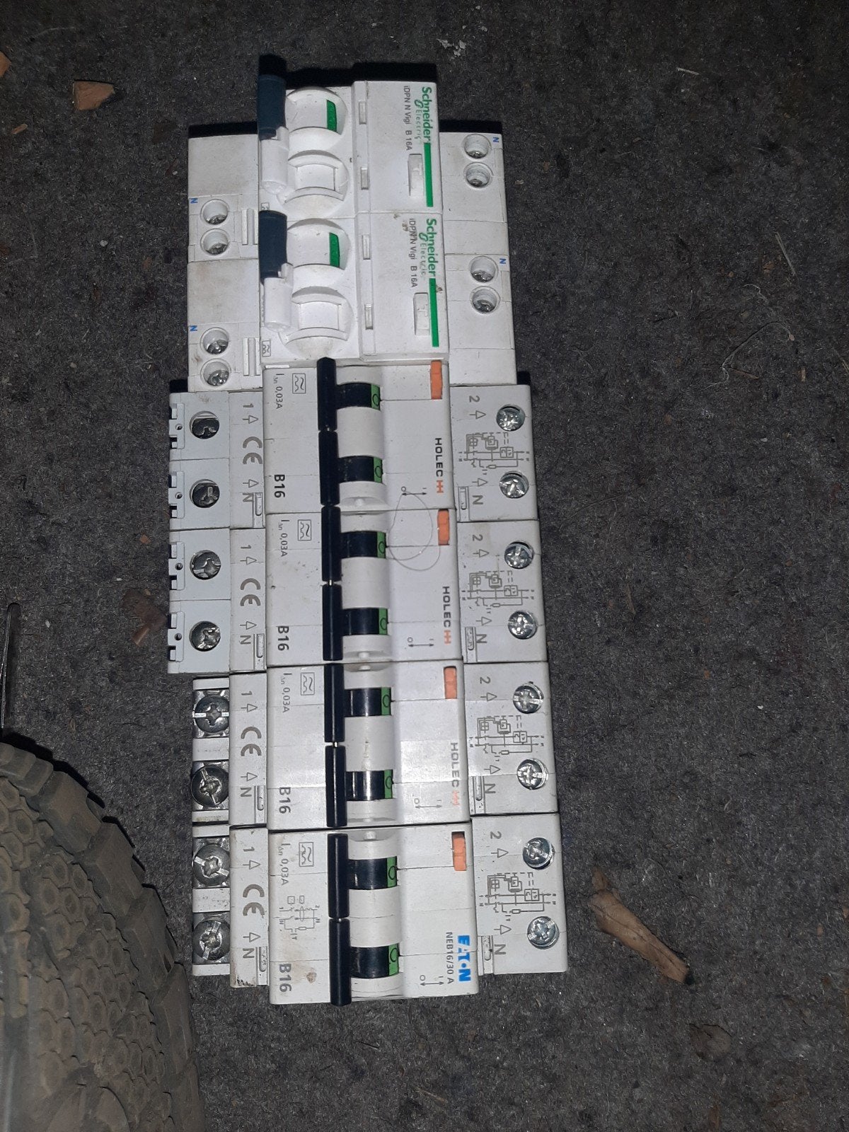 Diverse installatieautomaten en aardlekautomaten, Ophalen of Verzenden, Gebruikt, Schneider Electric, Aardlekautomaat