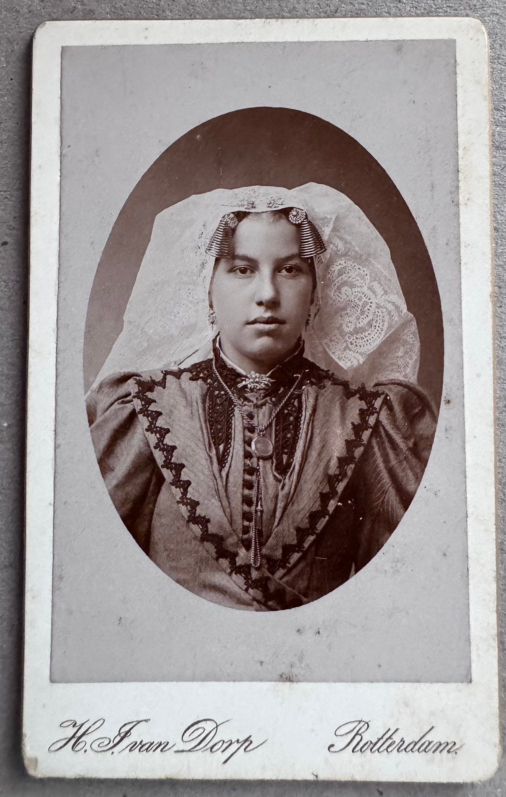 CDV H.J. Van Dorp Rotterdam | Klederdracht zeeland Kap, Gebruikt, Foto, Klederdracht, Ophalen of Verzenden