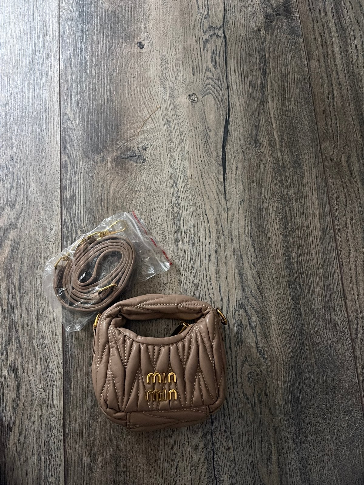 Miu Miu-stijl gewatteerd tasje met schouderband, Sieraden, Tassen en Uiterlijk, Ophalen of Verzenden, Zo goed als nieuw, Beige