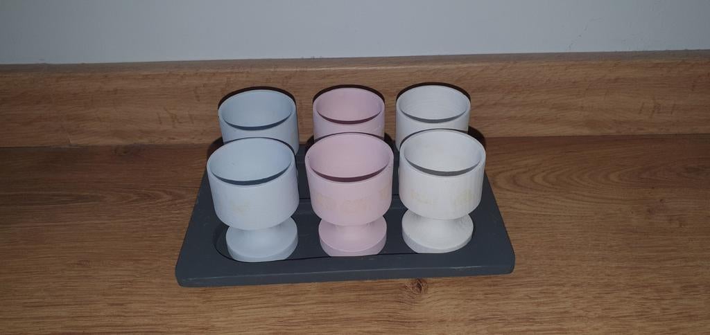 6 eierdopjes eierdoppen op schaaltje hout wit grijs roze, Ophalen of Verzenden, Zo goed als nieuw