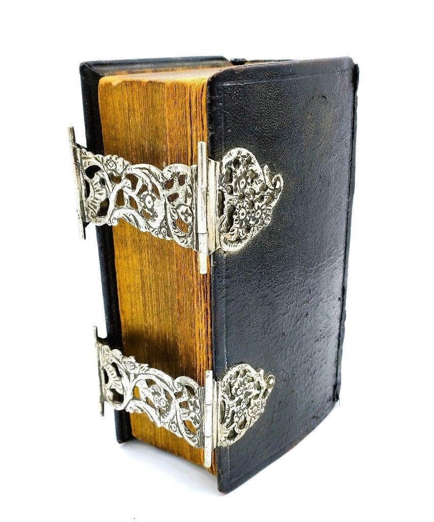 Bijbel met zilveren sloten, L. van de Berg, Schoonhoven 1869, Antiek en Kunst, Verzenden