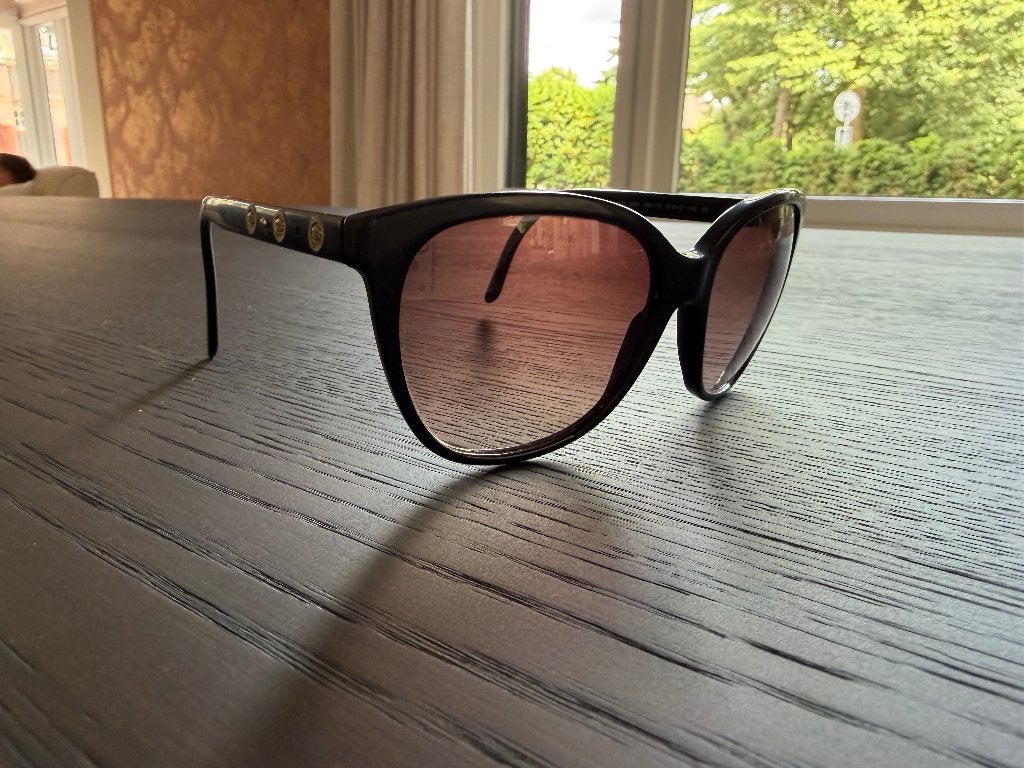 Versace zwarte zonnebril met goud, Gebruikt, Zonnebril, Zwart, Gianni Versace