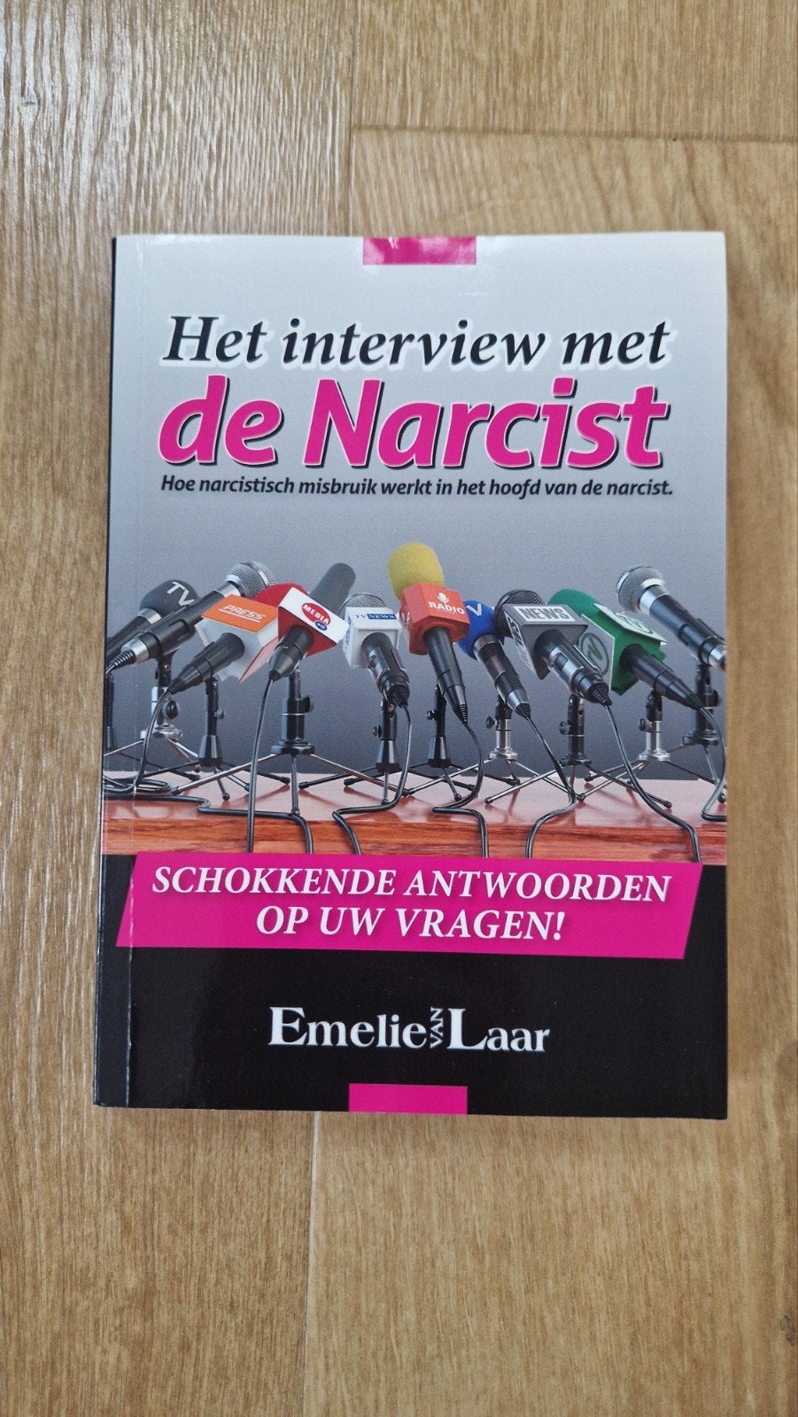 Emelie van Laar - Het interview met de Narcist, Ophalen of Verzenden, Zo goed als nieuw, Emelie van Laar