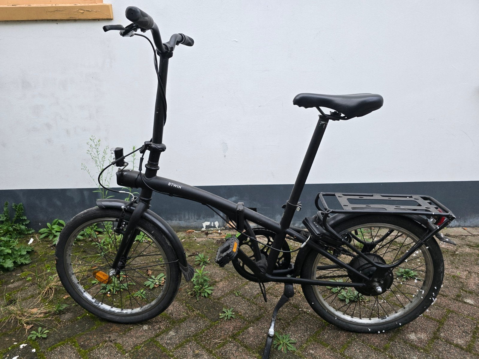 Foto 2 van Btwin vouwfiets met werkende verlichting en handremmen