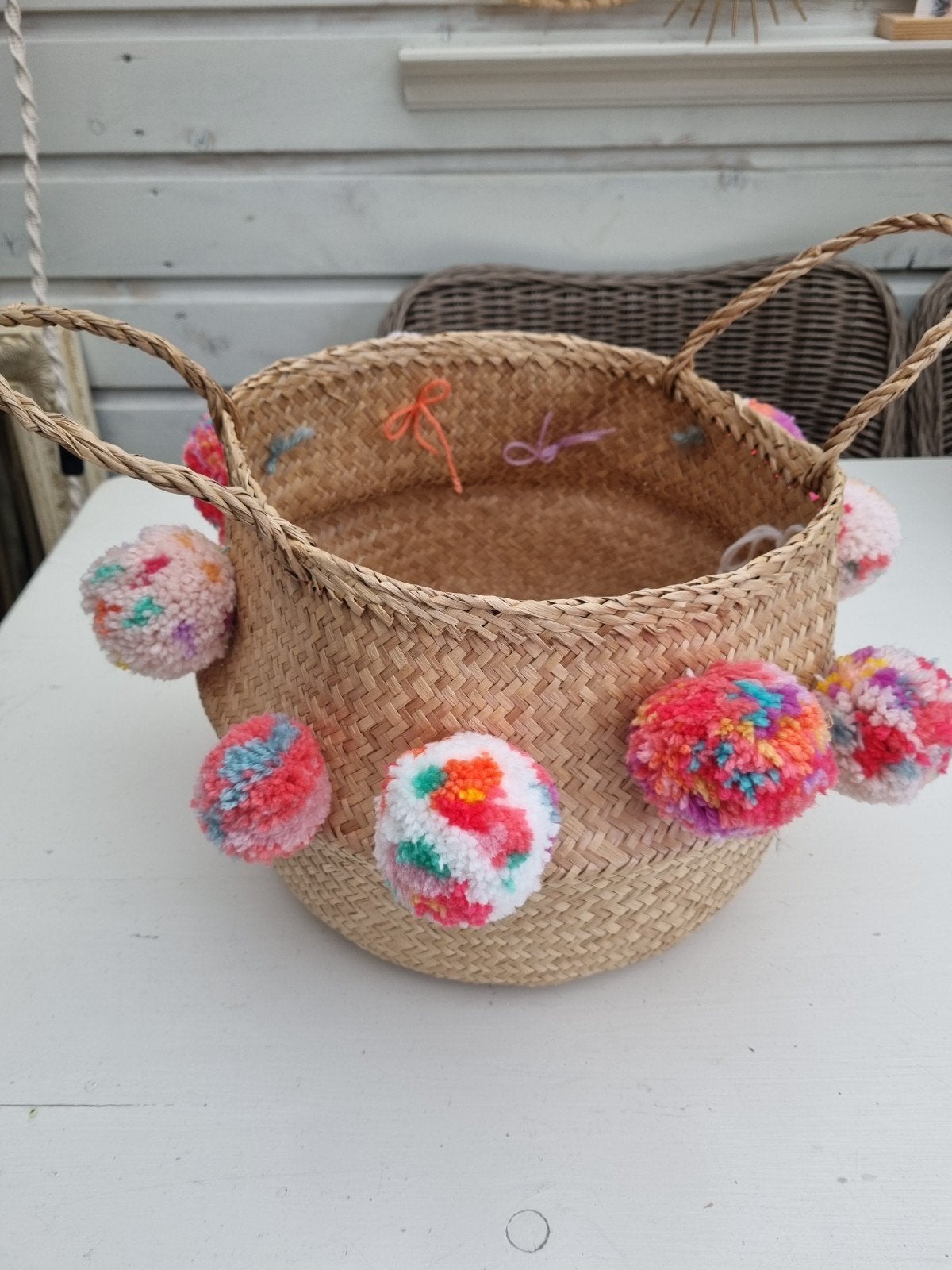 Leuke gevlochten rieten mand met kleurrijke pompons, Mand, Rond, Ophalen of Verzenden, Zo goed als nieuw