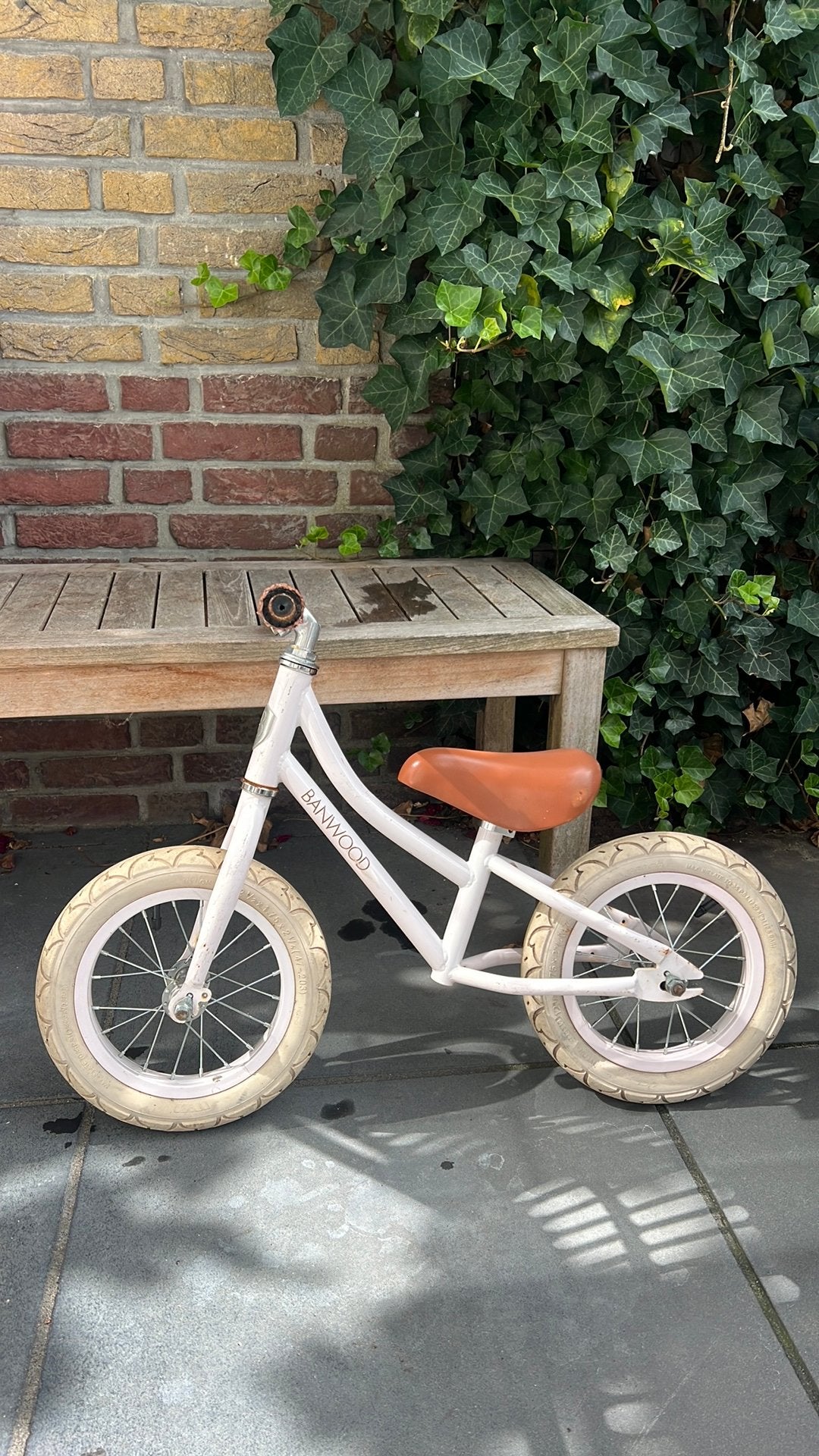 Banwood loopfiets 12 inch – lichtroze / cognac, Fietsen en Brommers, Ophalen, Zo goed als nieuw, Minder dan 16 inch