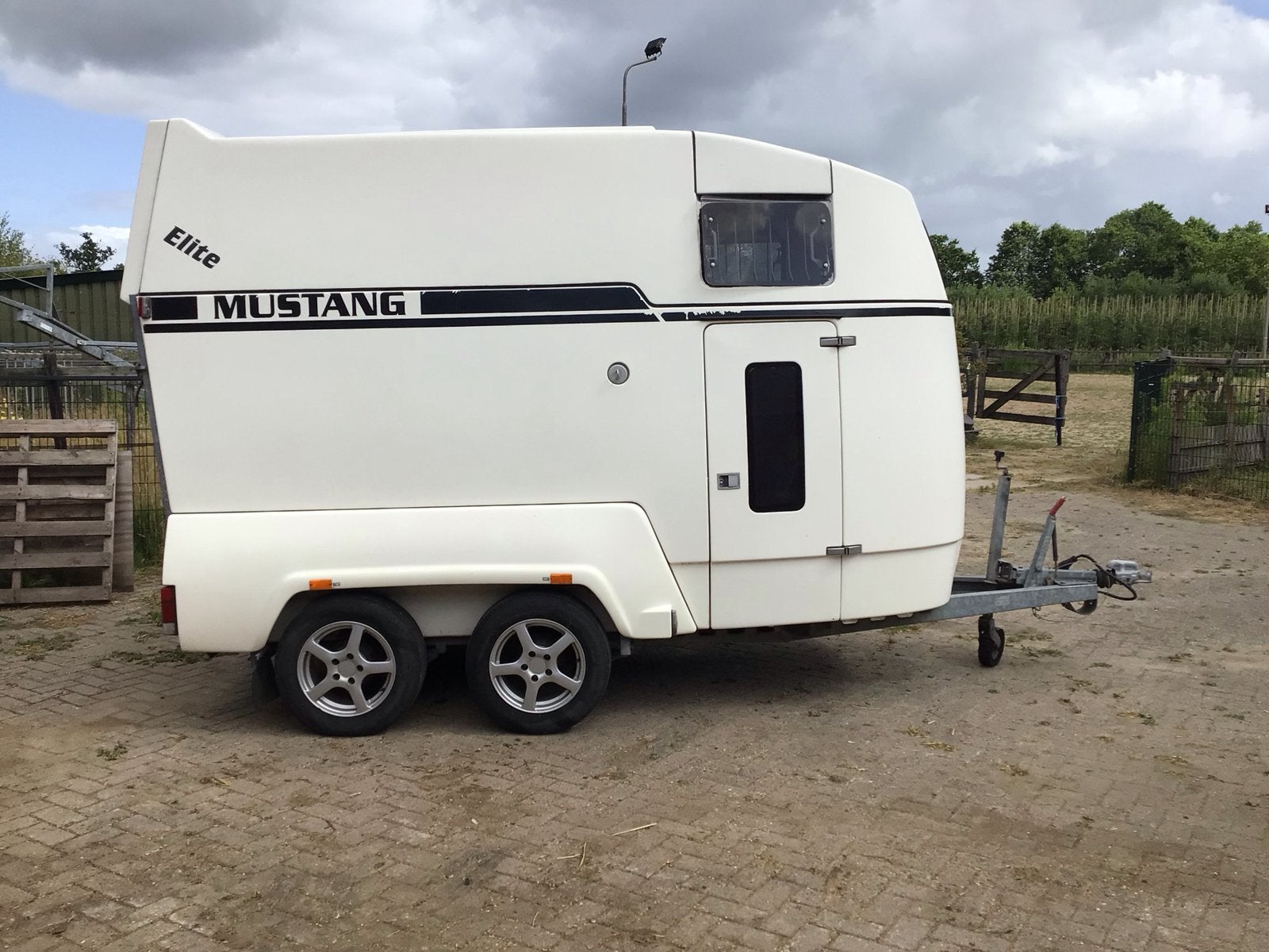 Mustang Elite Paardentrailer - Wit, ZeerGoede Staat, Auto diversen, Aanhangers en Bagagewagens, Ophalen, Gebruikt