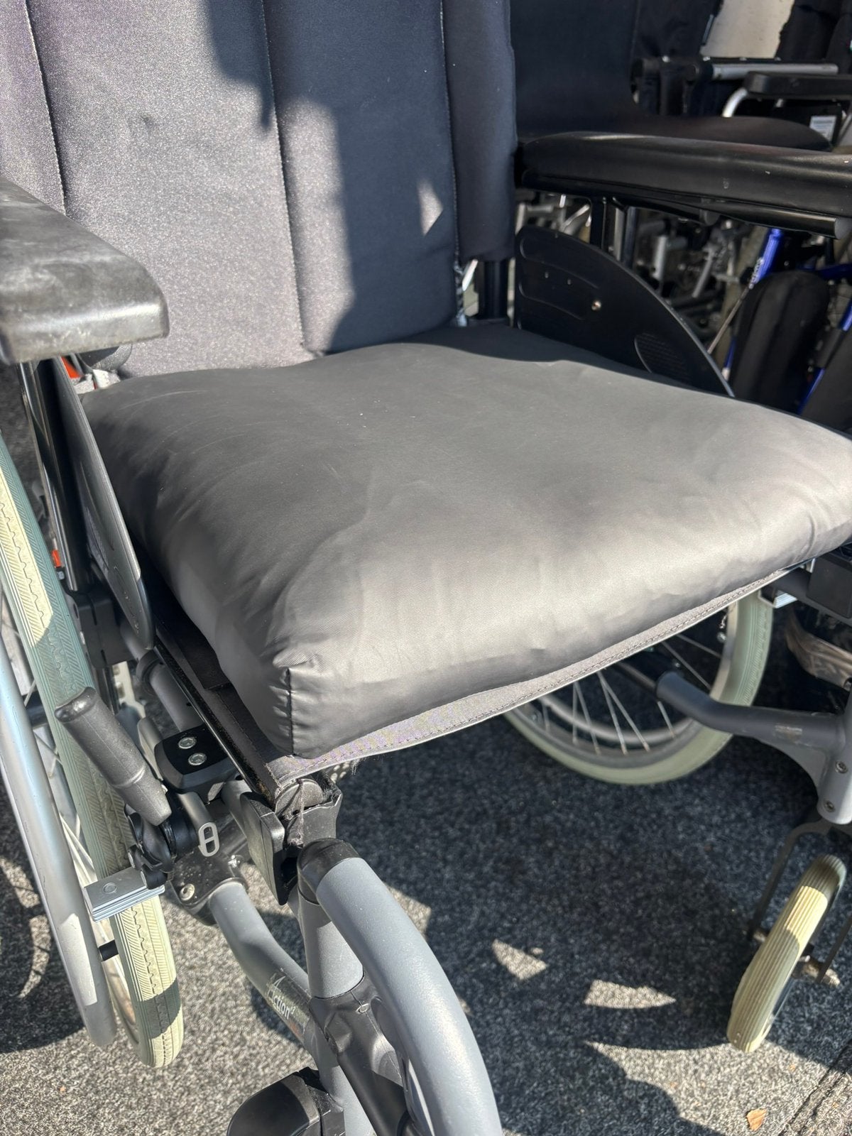 Splinternieuw dik foam zitkussen voor de rolstoel., Meer info ☎️0️⃣6️⃣➖2️⃣0️⃣9️⃣0️⃣1️⃣0️⃣4️⃣0️⃣, Nieuw zitkussen , dik , foam.