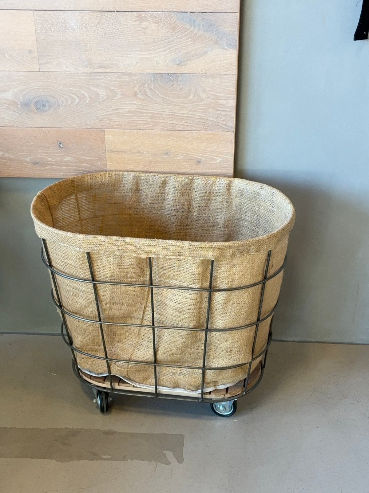 Wasmand/Opbergmand op wielen - Industrieel/Vintage, Ophalen, Gebruikt, Metaal, Bruin