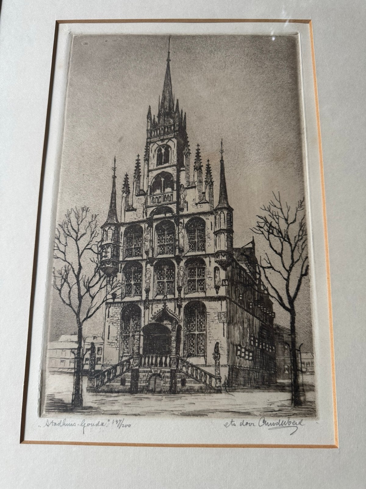 Ets Stadhuis Gouda door C.M. van der Woerd (137/200), Antiek en Kunst, Stadsgezicht, Ophalen of Verzenden, 1900 - 1949, Genummerd