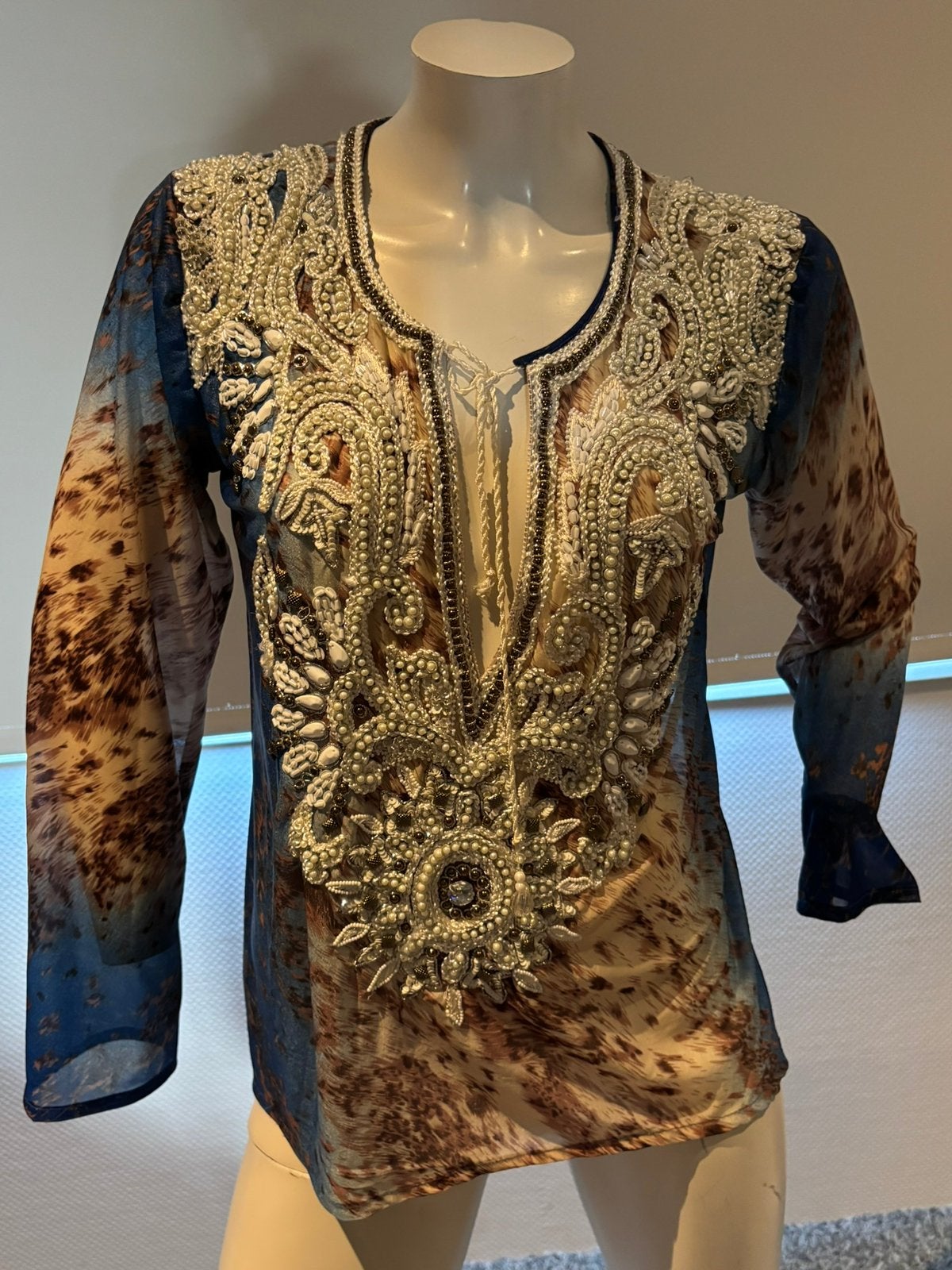 Taj zijde blouse met kralen maat s, Kleding | Dames, Blouses en Tunieken, Ophalen of Verzenden, Zo goed als nieuw, Maat 36 (S)
