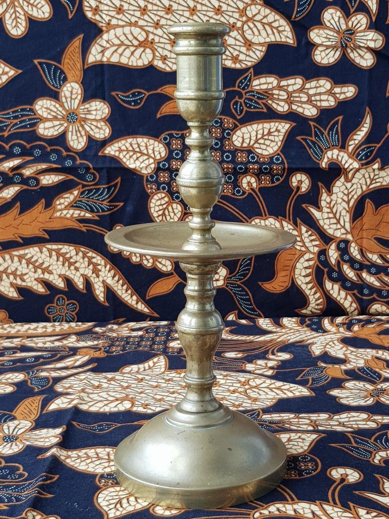 Mooie antieke schijf of kraagkandelaar uit Engeland 27,5 cm., Antiek en Kunst, Ophalen of Verzenden, Koper of Brons