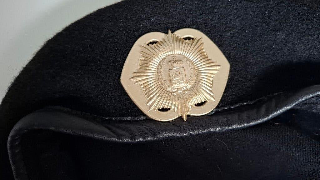 zwarte baret met Van Heutsz embleem, Ophalen of Verzenden, Landmacht, Nederland, Embleem of Badge