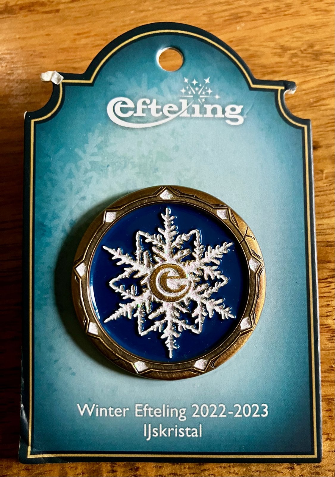 Efteling Winter pin 2022-2023 IJskristal op kaartje, Verzenden, Nieuw, Button of Speldje